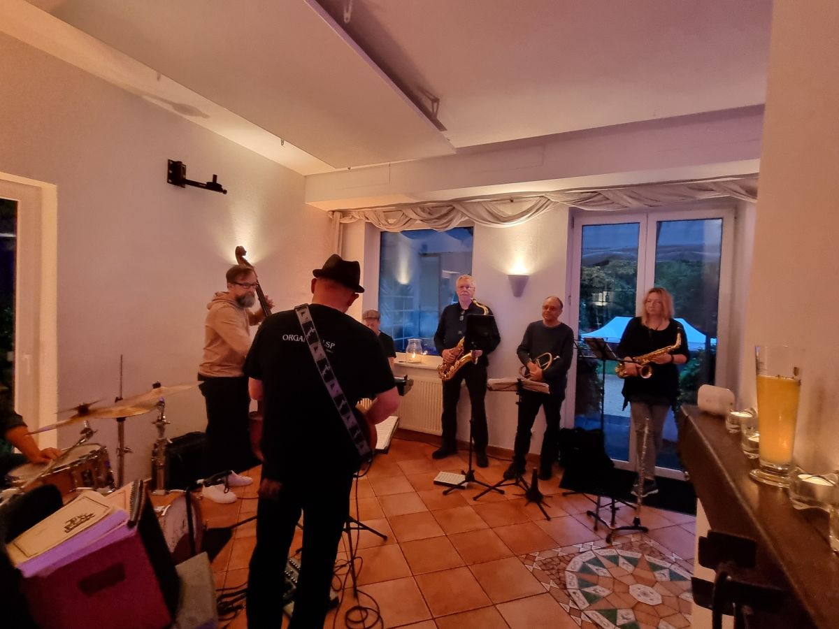 Abendliche Veranstaltung mit einer mitreißenden Big Band im Mittelpunkt.