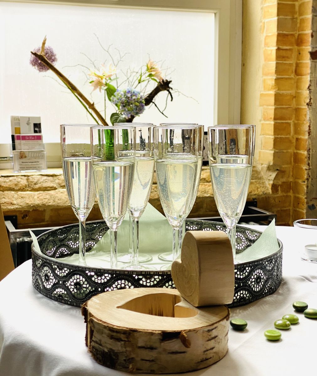 Elegantes Tablett mit Sektgläsern und zarter Dekoration